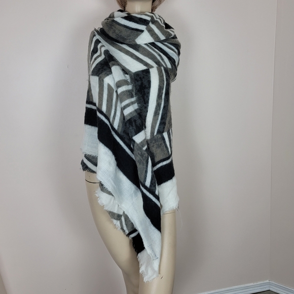 Zara black white gray striped fuzzy blanket scarf - Picture 9 of 13